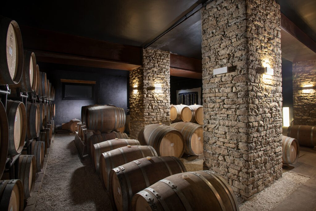 Historischer Fasskeller  mit Fässern im Weingut Lodali