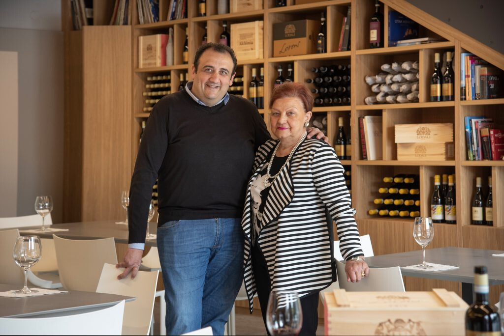 Walter Lodali mit Mama in seiner Vinothek