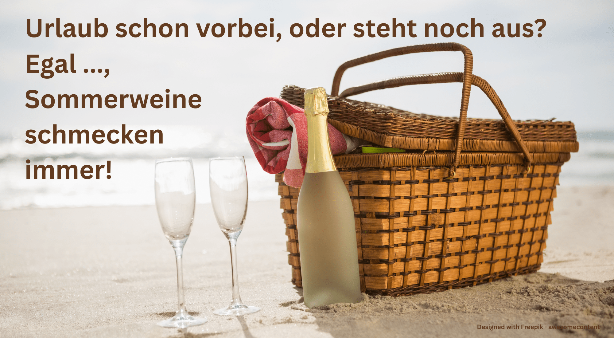 Picknickkorb am Sandstrand mit Champagner und zwei Gläser